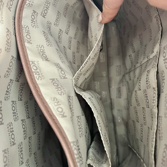 Michael Kors Jet Set Leather Tote in Powder Blush - Picture 10 of 12